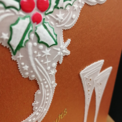 Détail Carte couleur cuivrée avec Branche houx & flutes champagne dentelle de papier