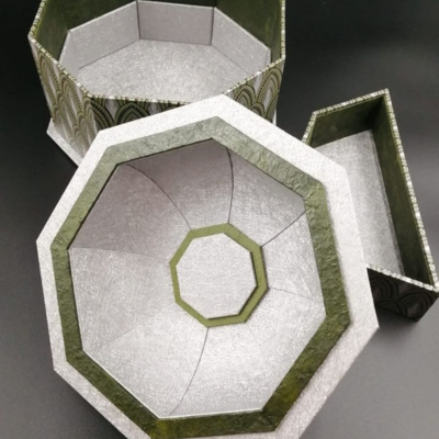 Boîte dôme vert et argent ouverte, intérieur couvercle dôme