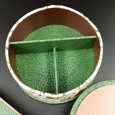 Boite à bijoux ronde vue intérieure en simili cuir vert et cuivre