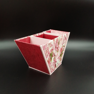 Pot à crayons 3 compartiments rose avec fleurs de cerisier de côté
