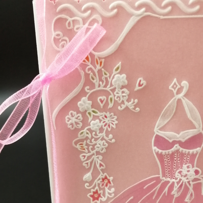 Détail ruban Carte robe rose en dentelle de papier