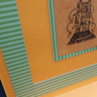 détails Carte Château de princesse sur fond orange et rayures vertes