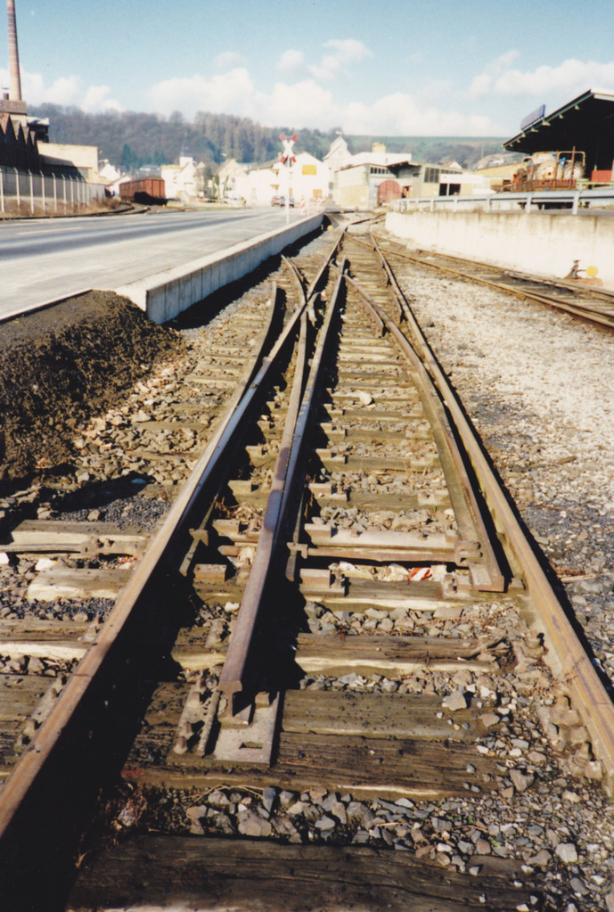 Ebenfalls in Anschluss der RWK die letzte Dreischienenweiche am Ortseingang Dehrn