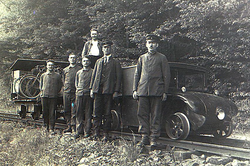 v.l.n.r. Ernst Strobel, Wilhelm Wirt, Albert Friedrich, Otto Nickel, Heinrich Welker vor dem Kommissbrot- Rottenwagen