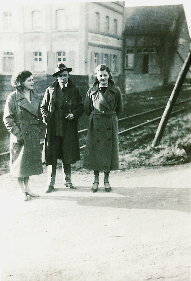 Hier das Ehepaar Blankennagel mit Emmi Schnurr vor dem Gasthaus "Zur Erholung"