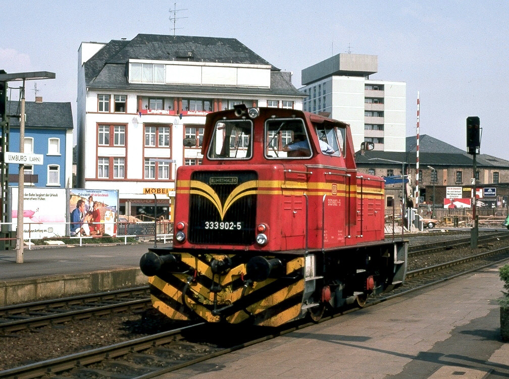 Im Gleis 4 in Limburg wartet 333 902-5 auf Ausfahrt 
