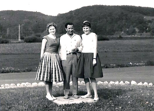 so kennt man ihn, Rudi Noll umgeben von schönen Frauen