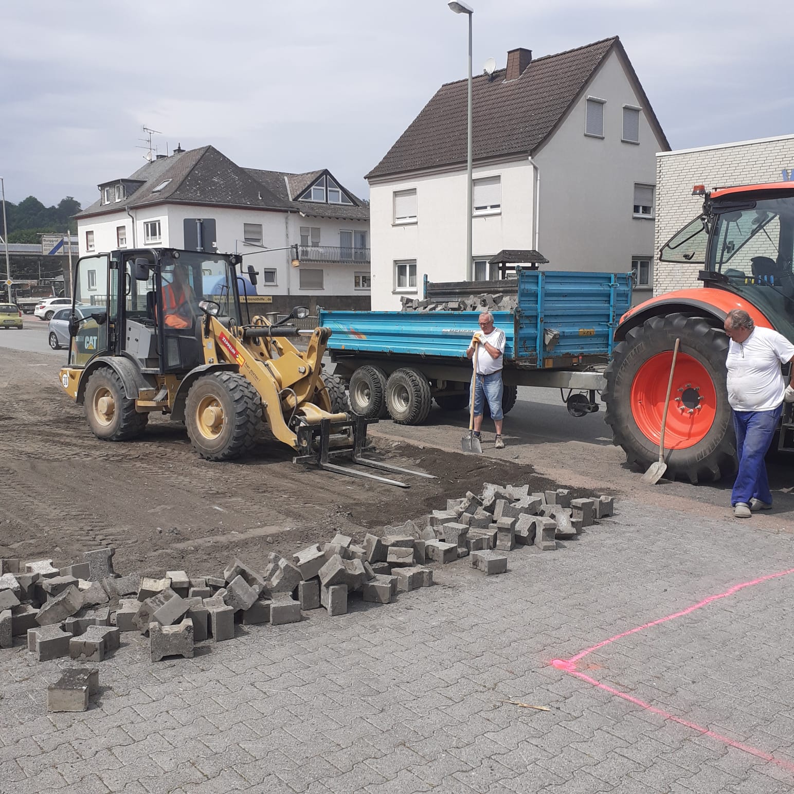 Wir hatten Unterstützung eines Radladers der die Steine erst mal gelockert hat