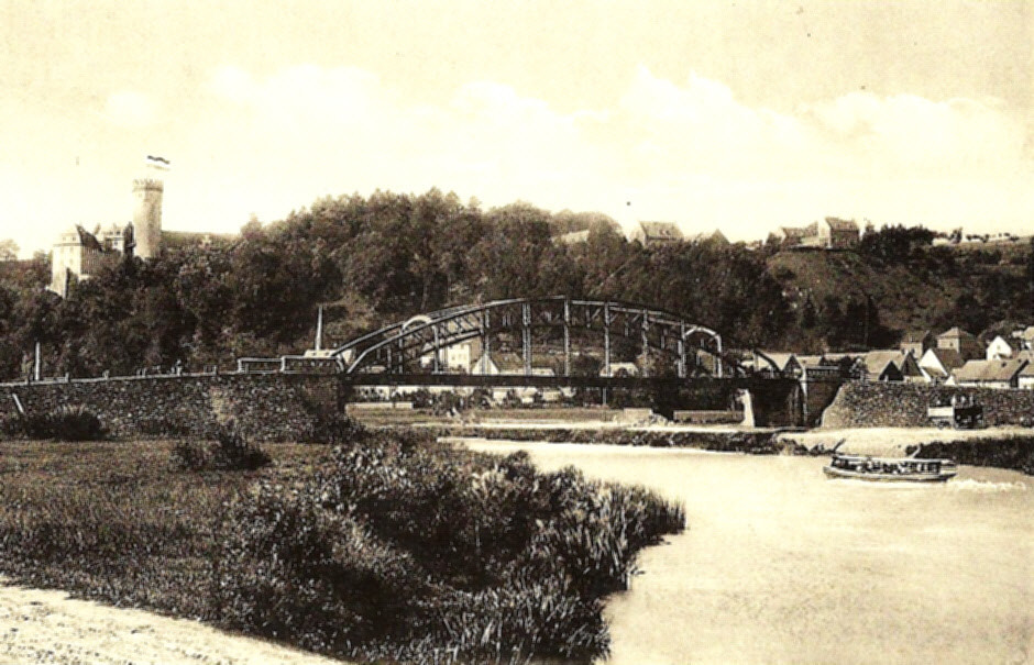 Die Alte Lahnbrücke von Dehrn, rechts im Bild ein Wagen der Kerkerbachbahn