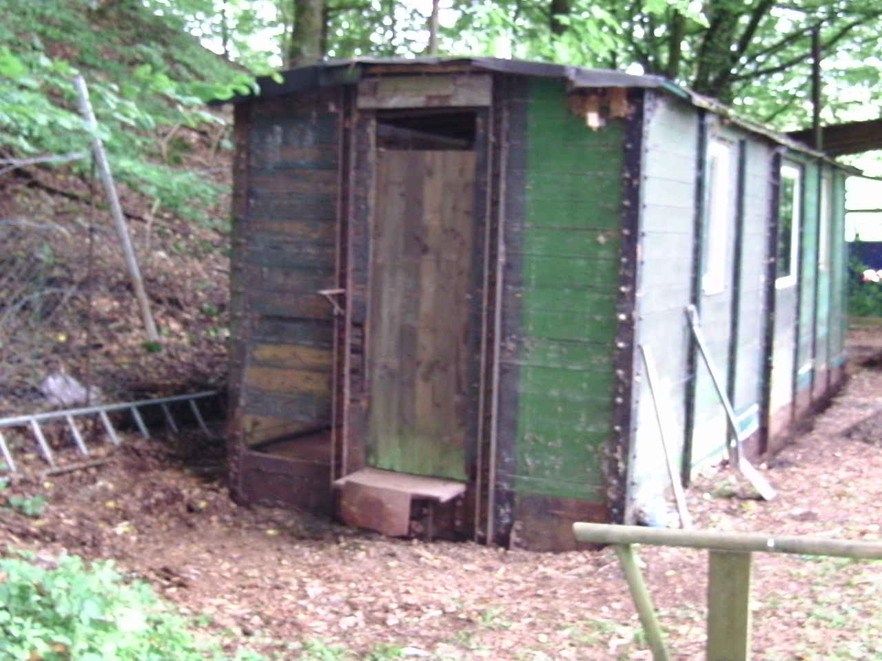 Der bisher noch angebaute Holzschuppen ist schon gewichen