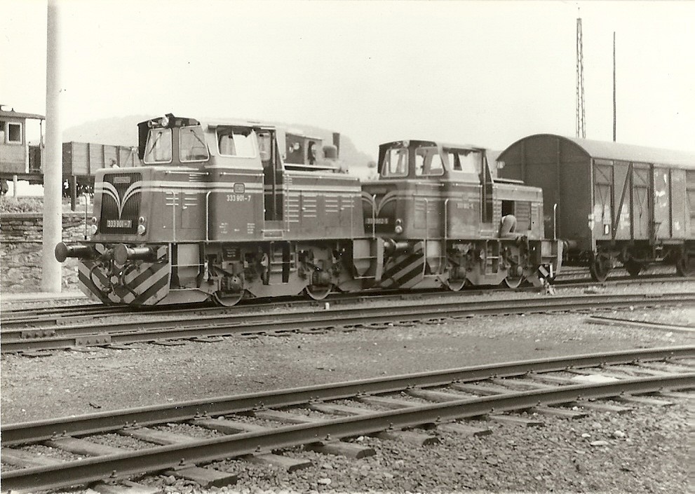 Lok 18 mit 19 333 901-7 und 333 902-5 zusammen für die Abfahrt Richtung Limburg in Kerkerbach