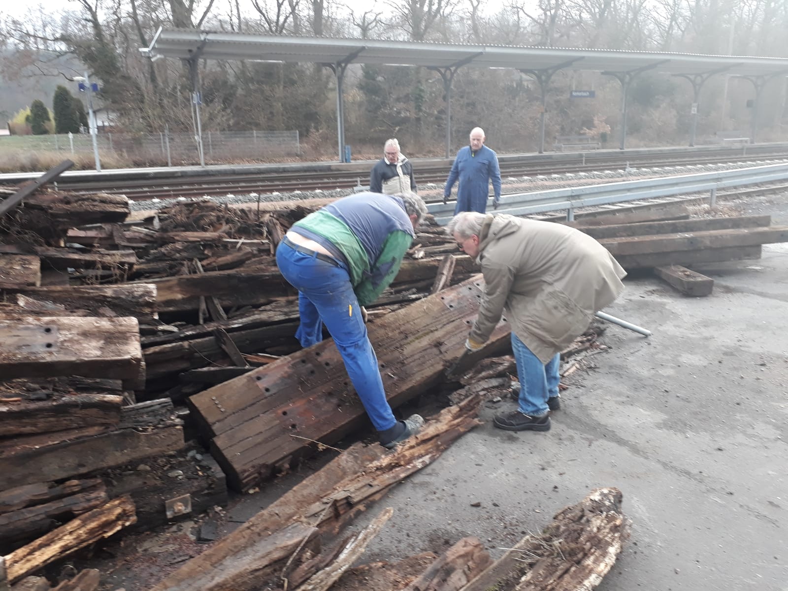 März 2019, eine Bahn- Baustelle am Bahnhof Kerkerbach lies gebrauchte Schwellen frei werden