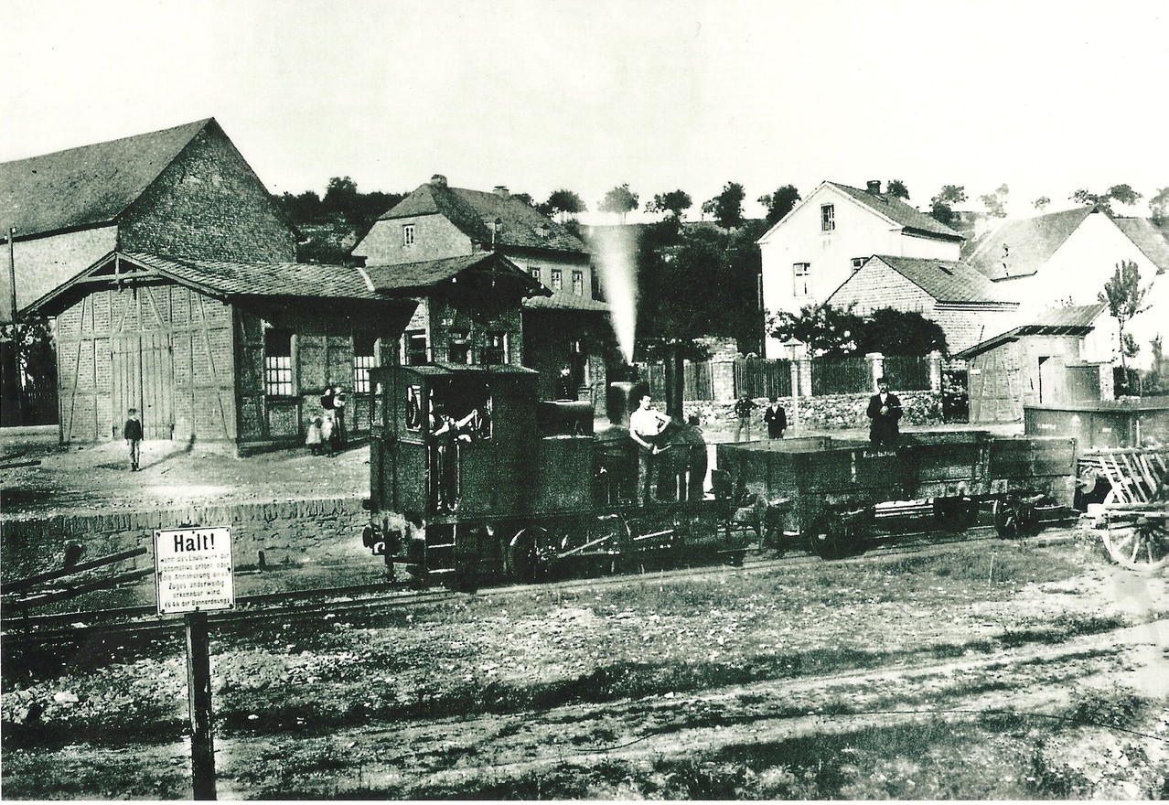 Der Bahnhof Steeden im jahre 1897 mit Lok 3 Dachs und Übergangs- Wagen 21