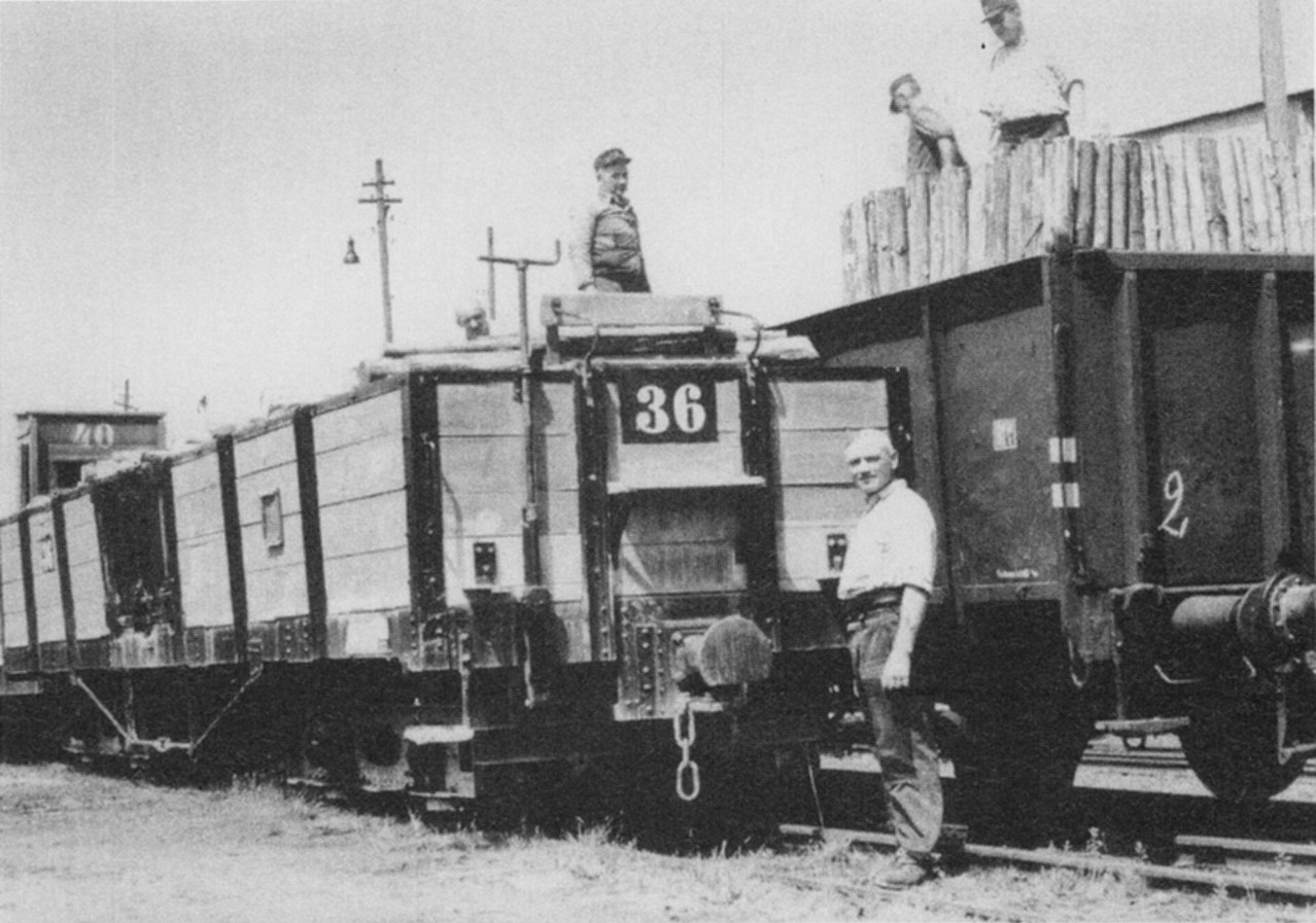 Wagen 36 mit Holzladung, beim Umladen auf Regelspurwagen in Kerkerbach