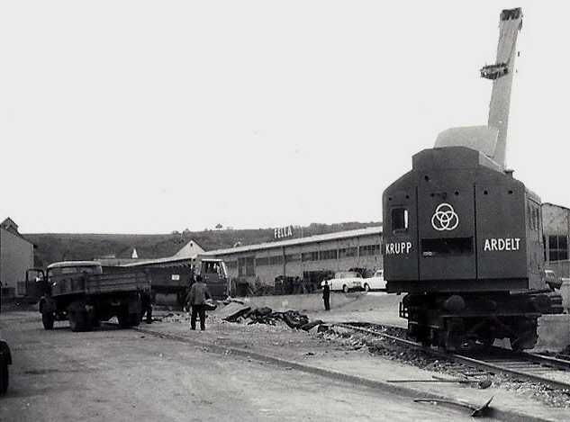 Bauarbeiten ca.1965 gegenüber des Bahnhofs Dehrn.  Der Dieselkrahn hilft mit