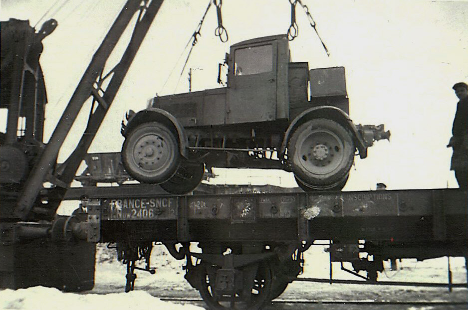 Hanomag SS 55 Zugmaschine bei der Verladung auf einen französischen Flachwagen