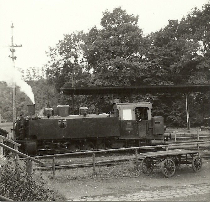 Lok 15 rangiert auf dem Dreischienengleis 4 des Bundesbahnbahnhofs Kerkerbach