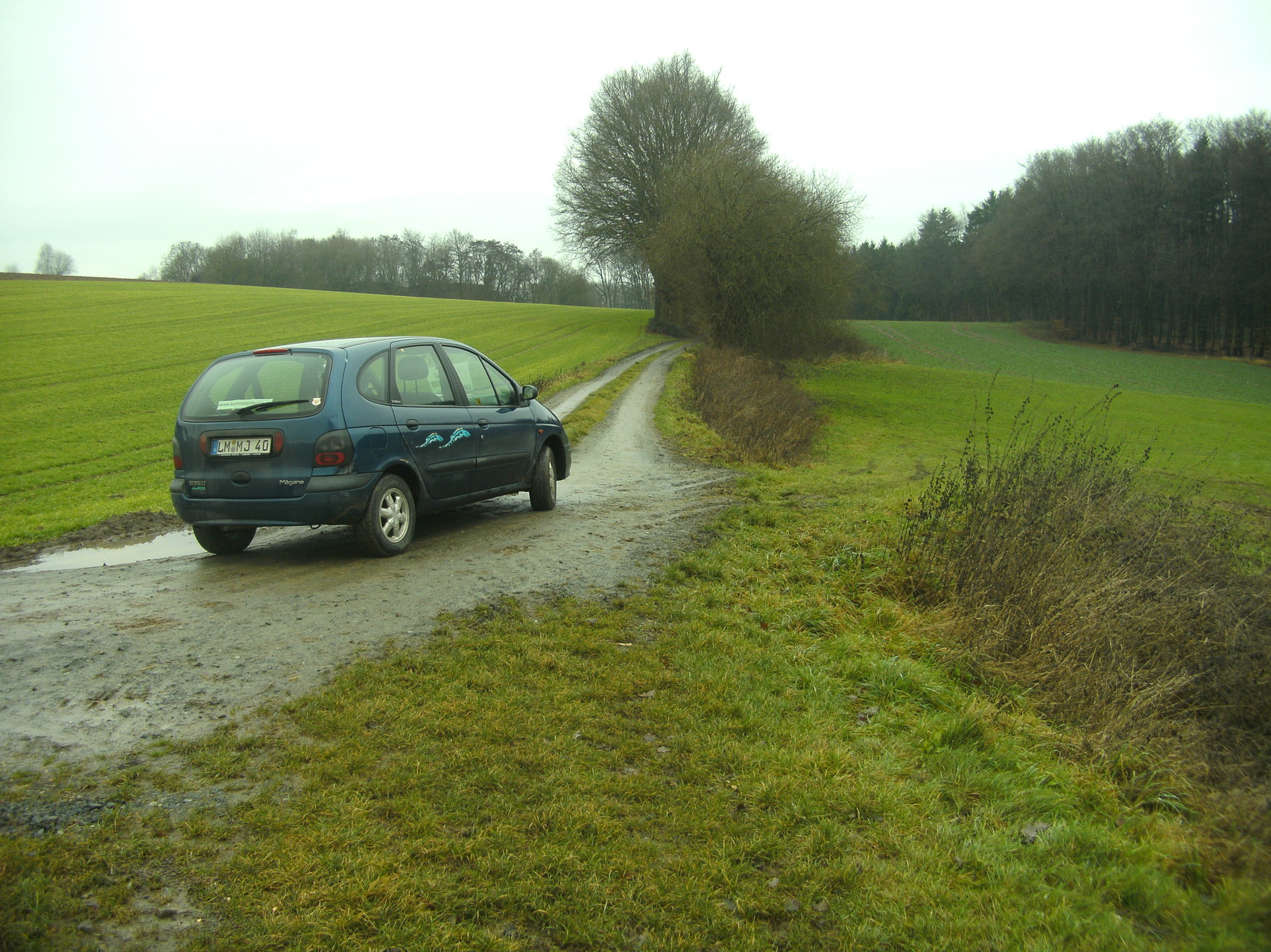 Blick Richtung Obertiefenbach: Die Trasse ist als Feldweg ausgebaut und das Erkundungsfahrzeug kam gut voran.