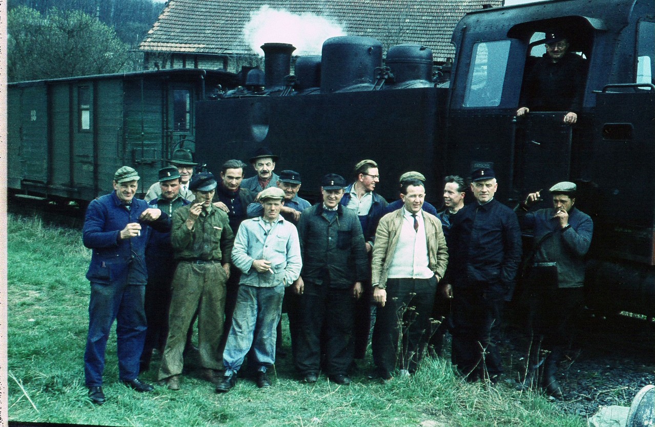 Gruppenfoto. Lokführer, Zugführer, Bahnmeister und Bauarbeiter einer Privatfirma