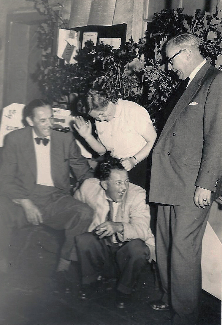 l: Franz K. Grund, unten: Rudi Noll, oben: unbekannt, rechts: Direktor Kuhn im Jahre 1954