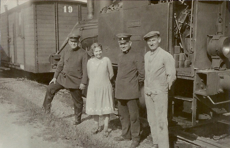 Lok 3 Dachs mit Wagen 19 noch vor dem Umbau 1945 (die Stirntür fehlt)