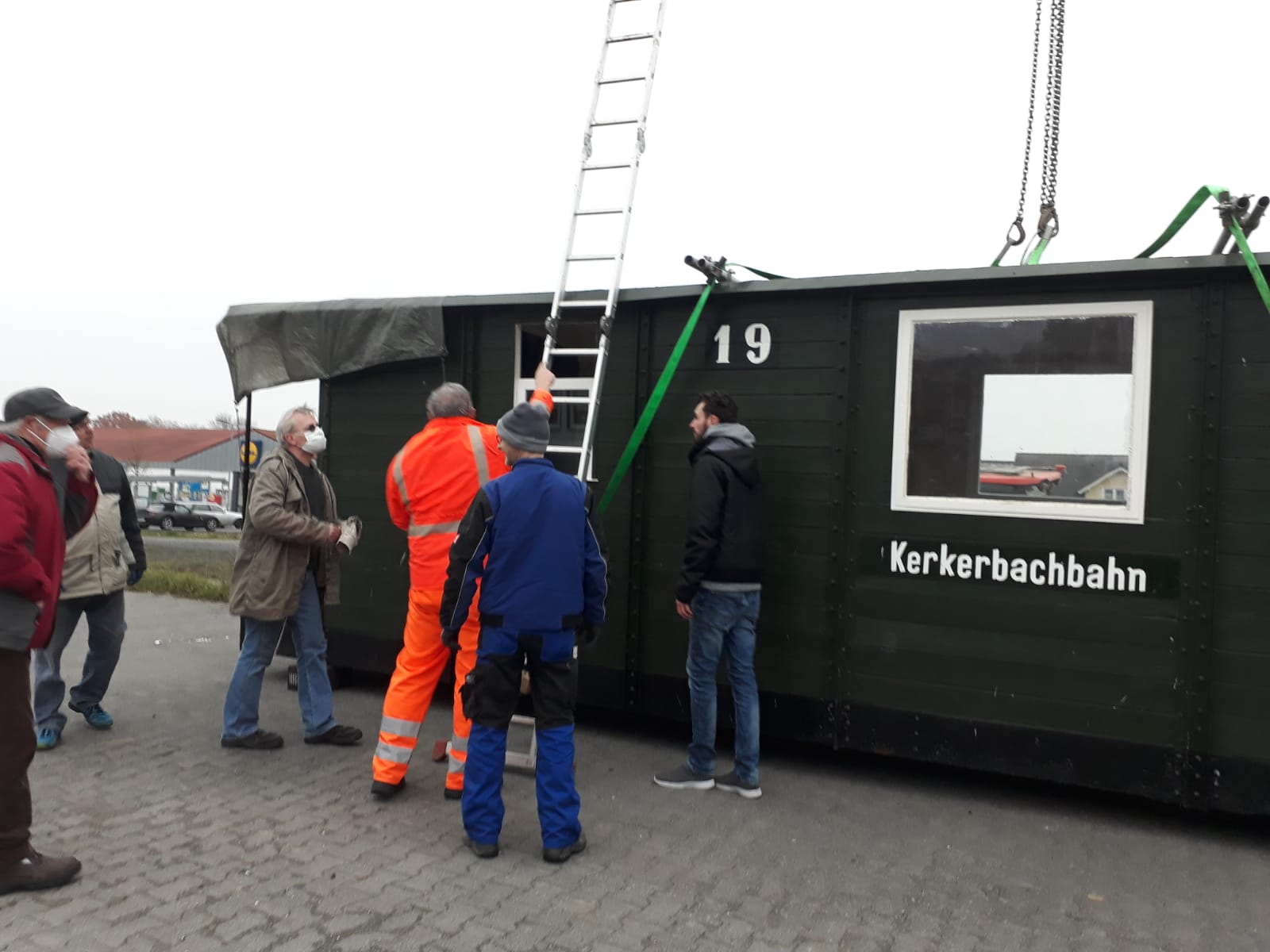 Hebebänder und Spreizstangen wurden abgebaut