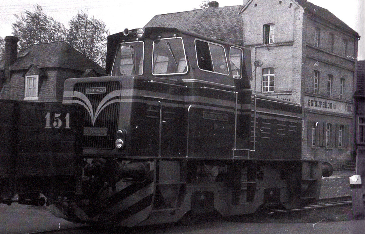 Lok 19 im Bahnhof Schupbach, im Hintergrund das Gasthaus Stein