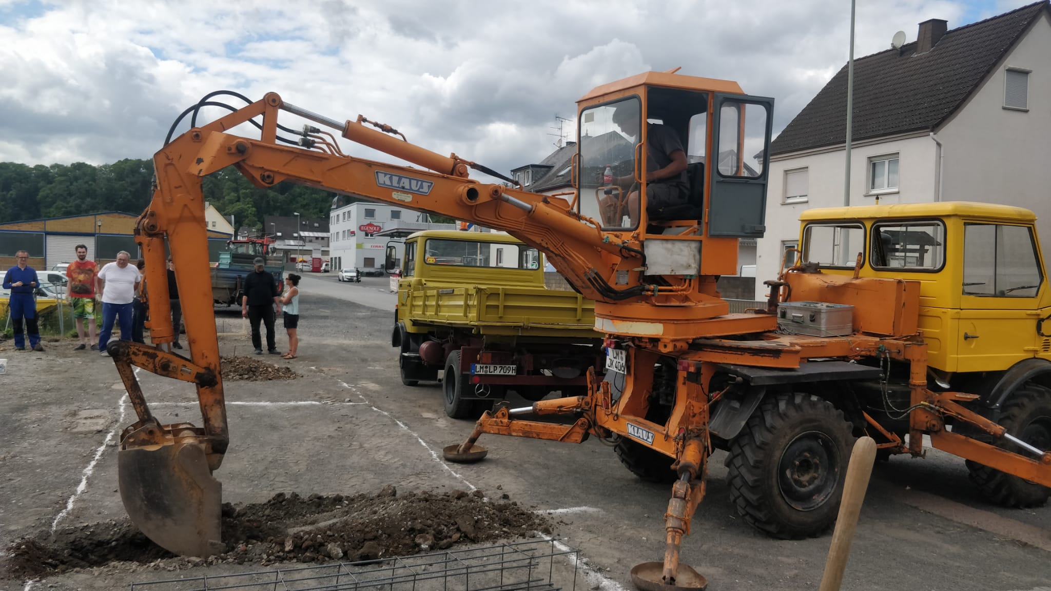 Samstag den 07.08.21 ein Unimog Bagger war zum Einsatz da