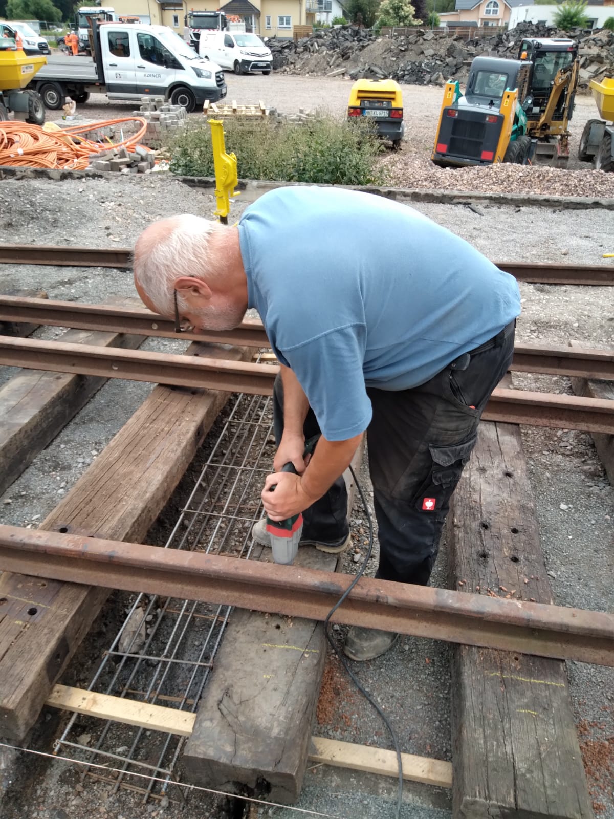 20mm Löcher werden gebohrt, für die schweren Gleisschrauben