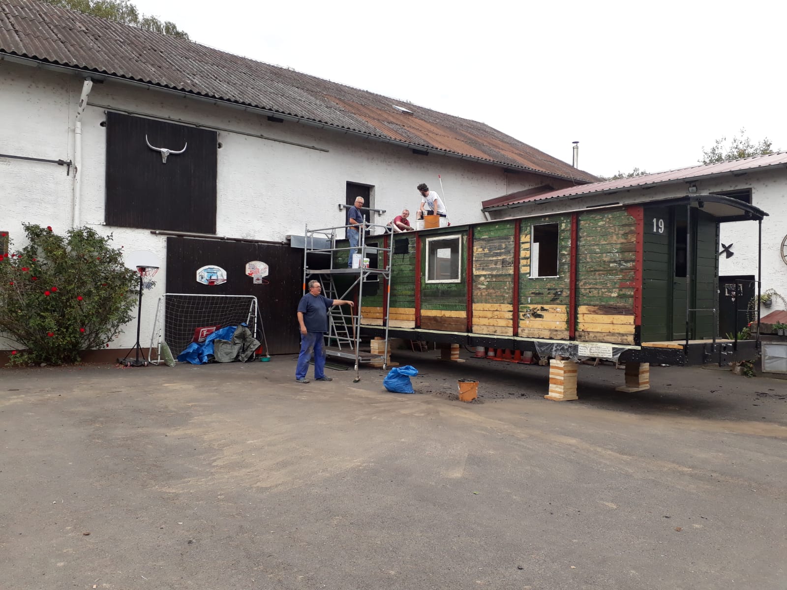 Da die Halle zu niedrig ist wurden die restlichen Anstricharbeiten jetzt erledigt