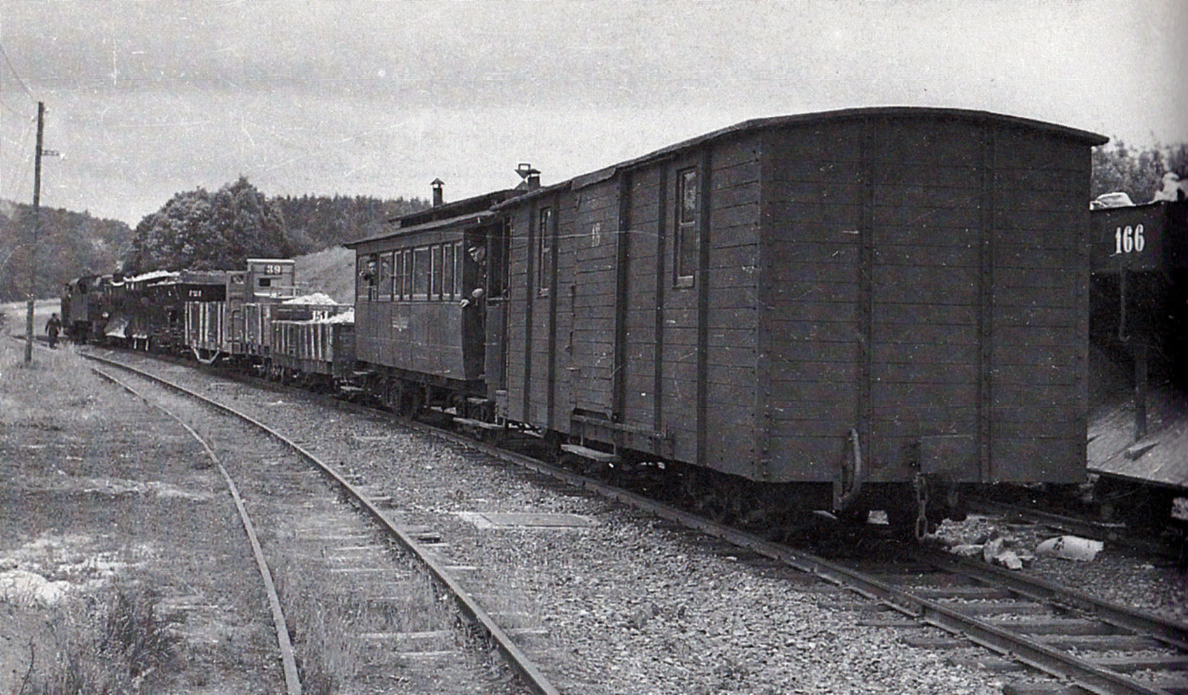 der fast baugleiche Wagen 18 war noch ein reiner Güterwagen, ohne Stirntür