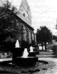 Der Mittelpunkt des Golddorfes: St. Lambertus-Pfarrkirche und Dorfbrunnen.