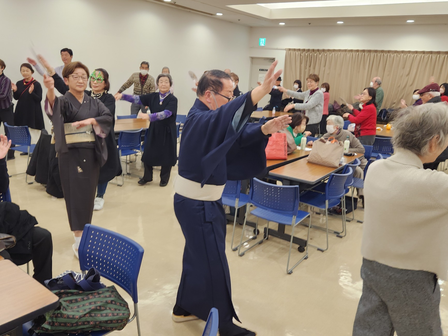 参加者全員で盆踊り