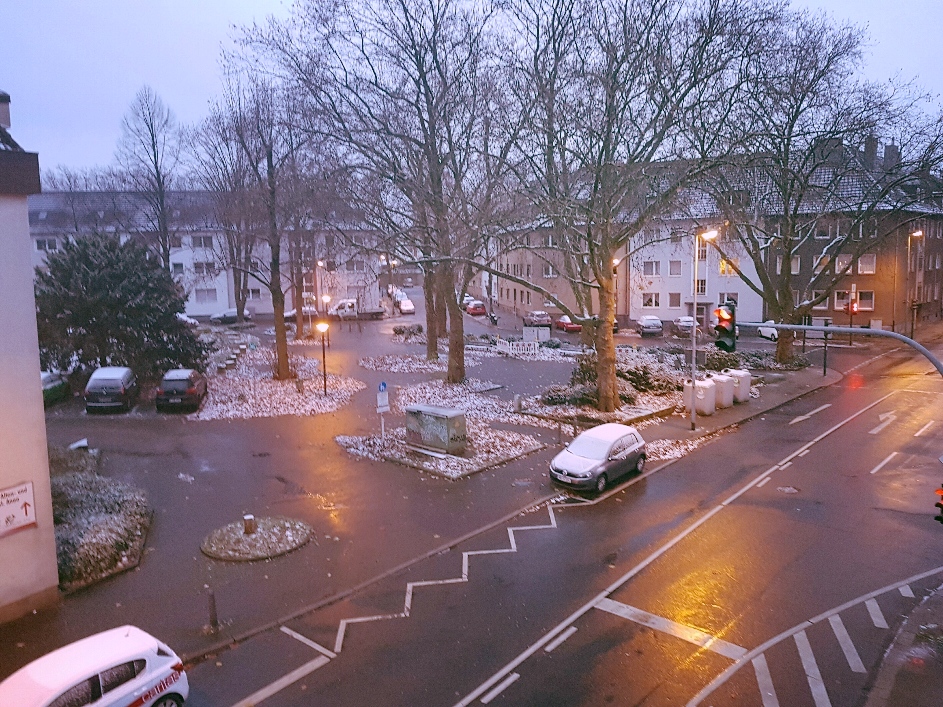 Gerade Winter ist da der erste Schnee ist in Essen Altendorf gefallen
