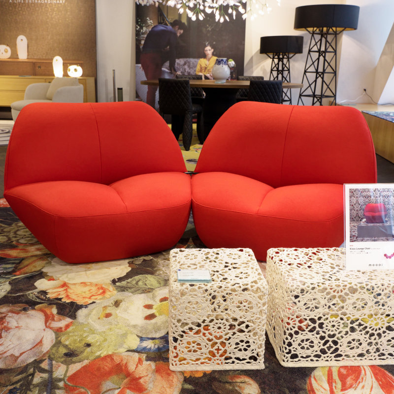 モーイ、遊び心と実用性を兼ね備えた「キッスラウンジチェア」と「パラーナライト」