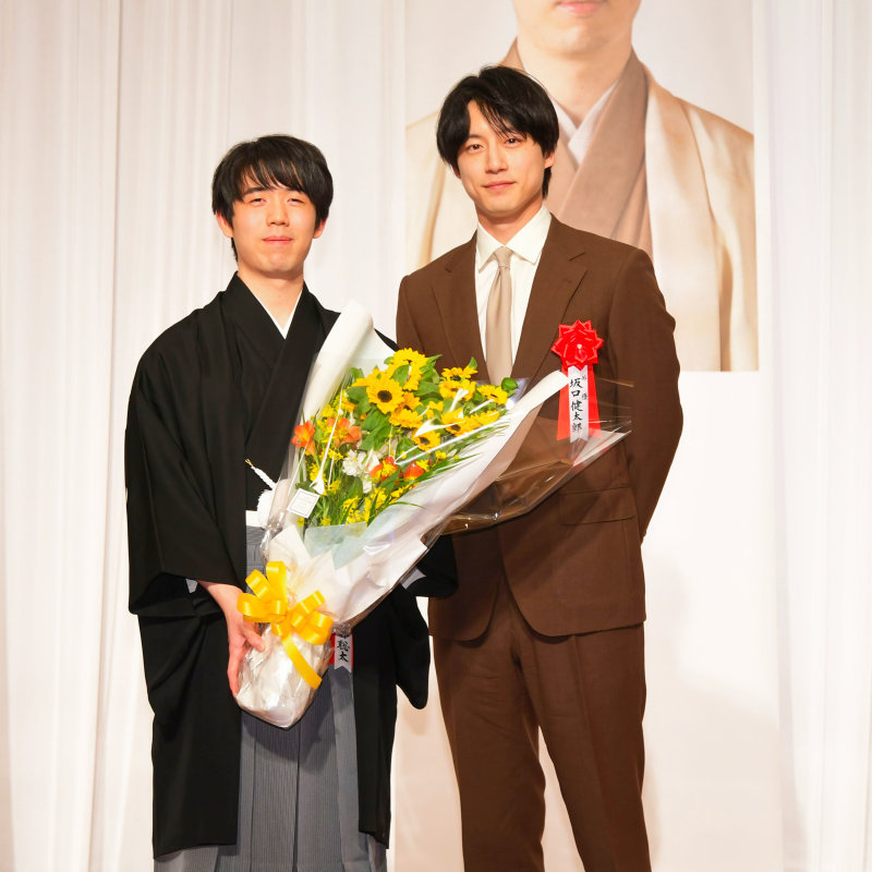 「僕にも藤井⻯王のエキスが…」藤井聡太竜王就位式『盤上の向日葵』主演・坂口健太郎が登壇