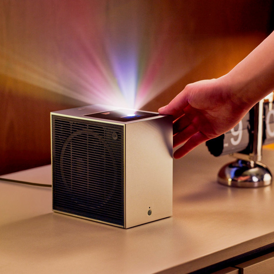 LＧ、Makuakeで話題のコンパクトな4Ｋレーザー超短焦点プロジェクターを一般販売