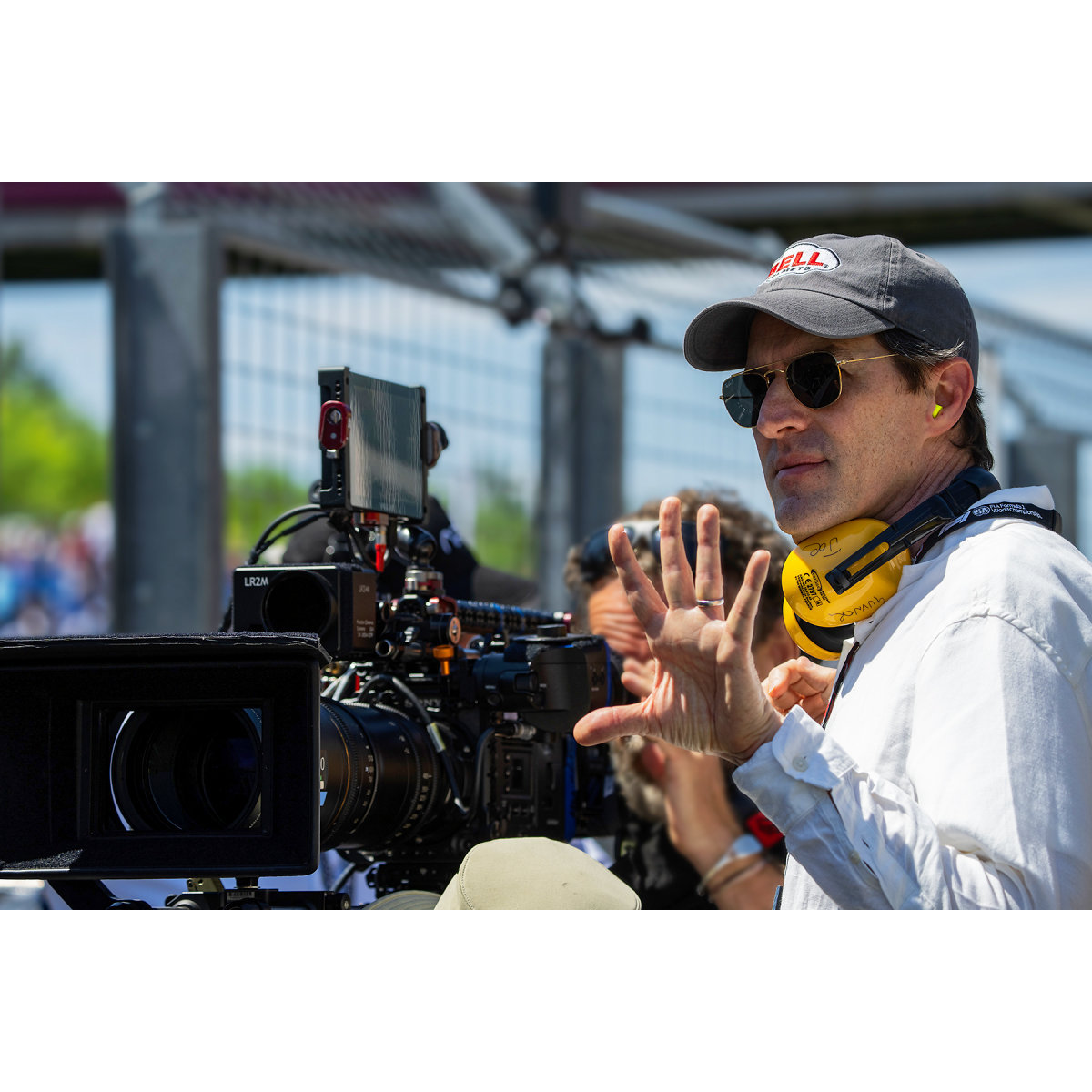 ブラピ、自らハンドルを握る！『F1／エフワン』メイキング映像