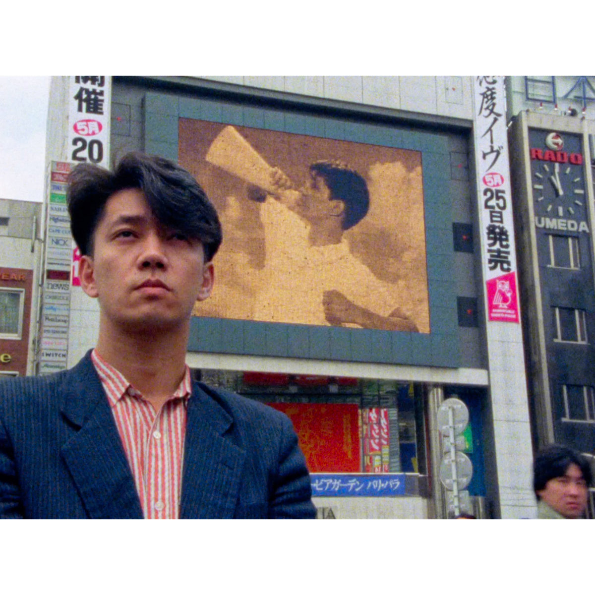 坂本龍一、アルタ前に佇み何を想う『Tokyo Melody Ryuichi Sakamoto』