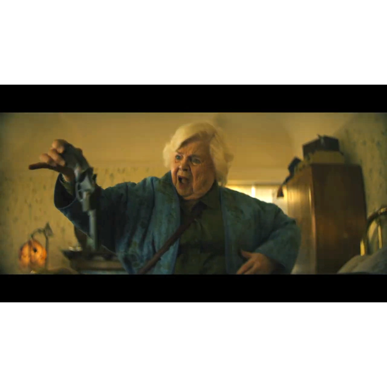 脅威のスロー・アクション!？『テルマがゆく！　９３歳のやさしいリベンジ』本編映像