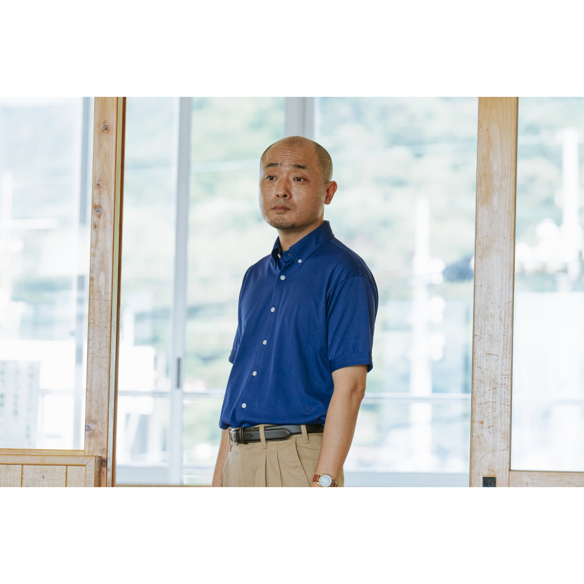 宇野祥平、とぼけた表情で愛すべき先生に『海辺へ行く道』新場面写真