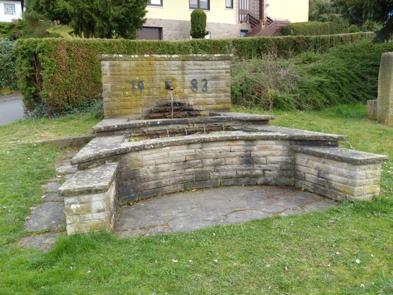 Dorfplatz, Brunnen