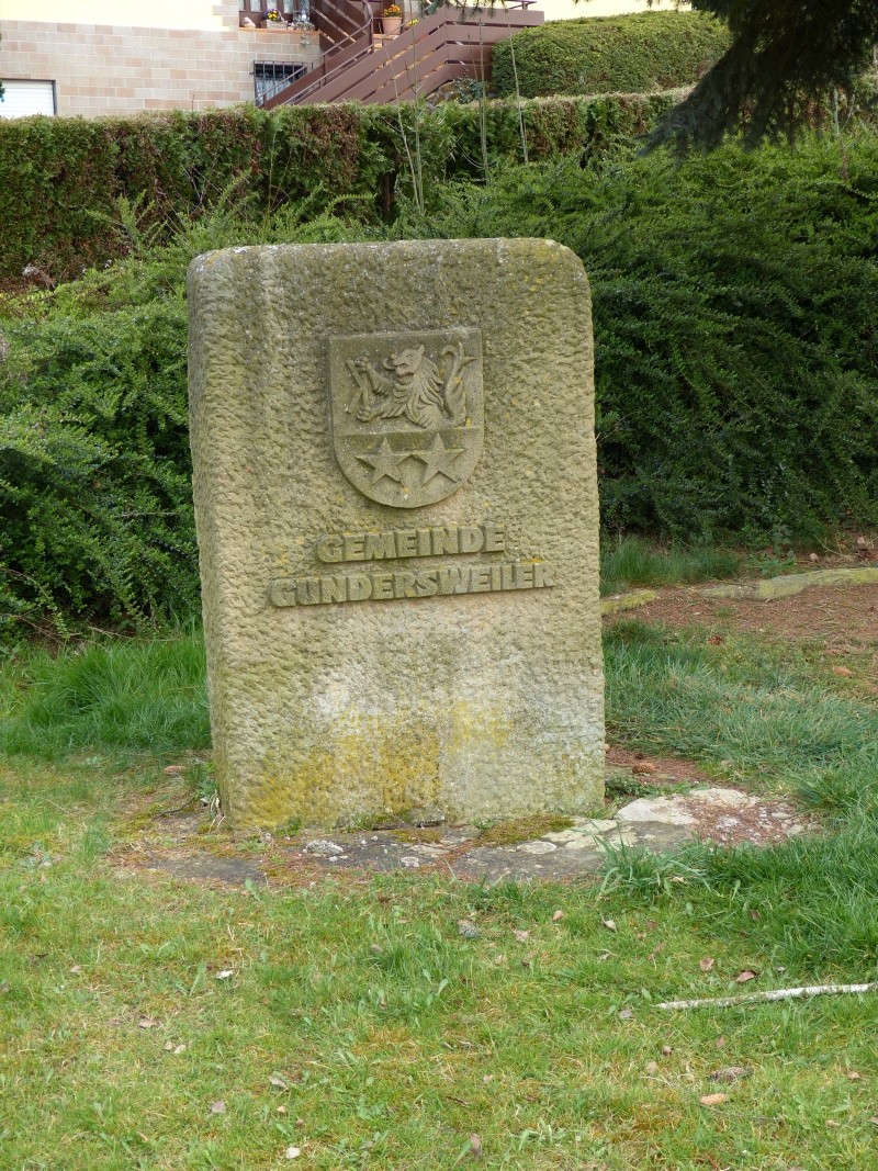 Stein auf dem Dorfplatz