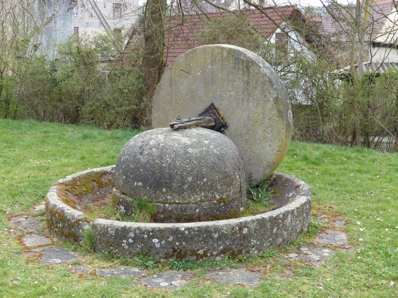 Dorfplatz, alter Mühlstein