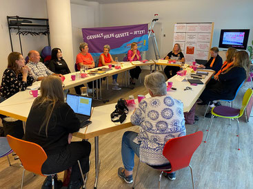 Pressekonferenz des NRW Netzwerks gegen Gewalt an Frauen zu den Protesten der Frauenhilfeinfrastruktur in NRW - damit Gewalthilfe auf Bundesebene gesetzlich verankert wird. "Die politisch verantwortlichen Menschen müssen endlich ernsthaft gegen Gewalt an