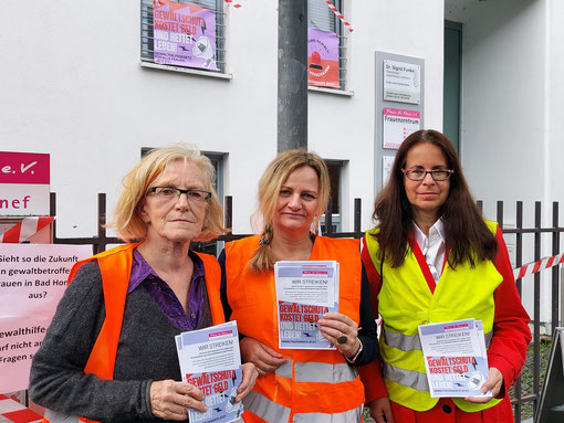 Gleichstellungsbeauftragte der Stadt Bad Honnef  vor dem Frauenzentrum | Gewaltschutz kostet Geld und rettet Leben!
