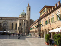 Die Piazza del Popolo, einer der schönsten Plätze Mittelitaliens