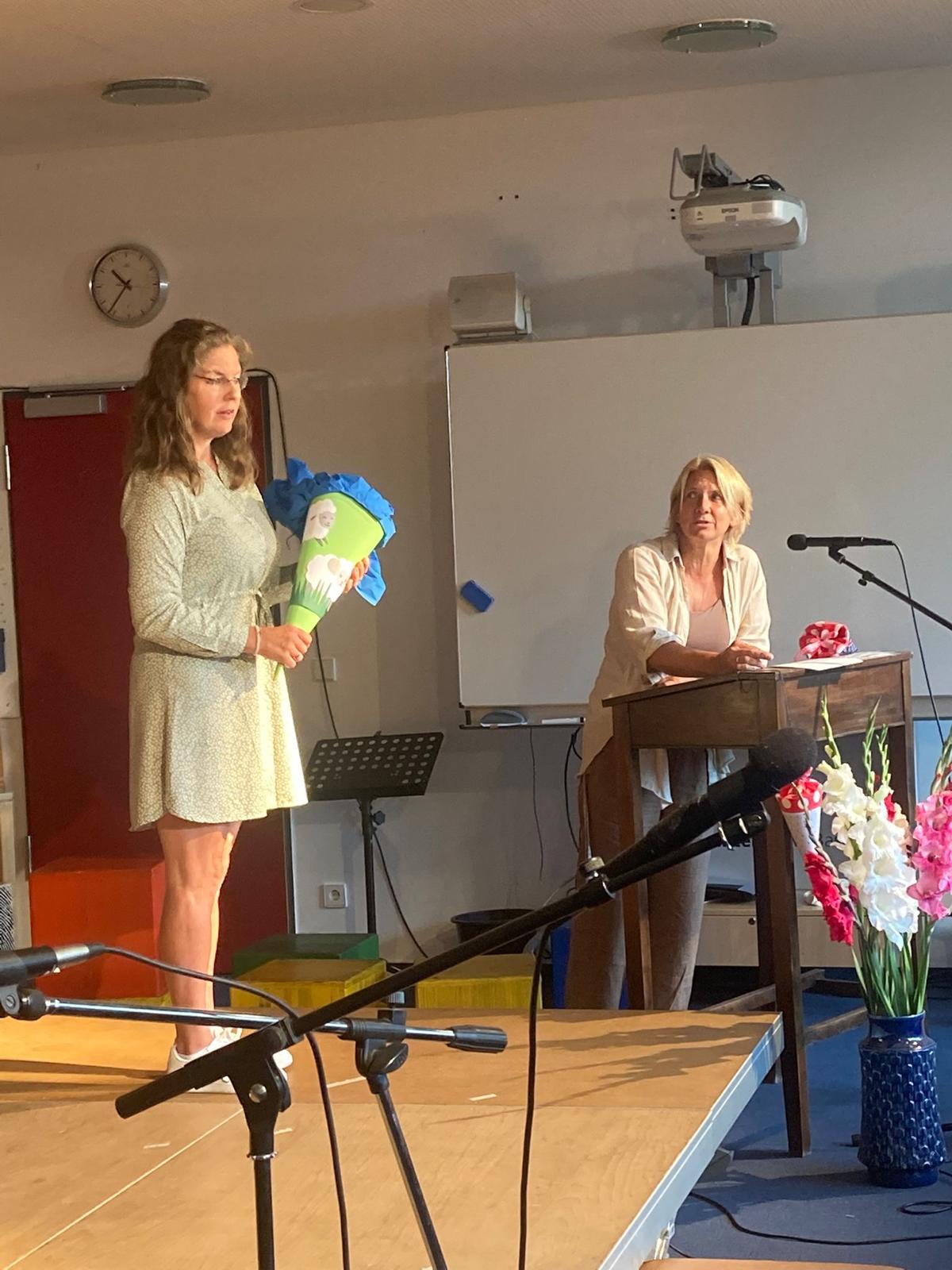 Frau Pfeiffer bekommt auch eine Schultüte.