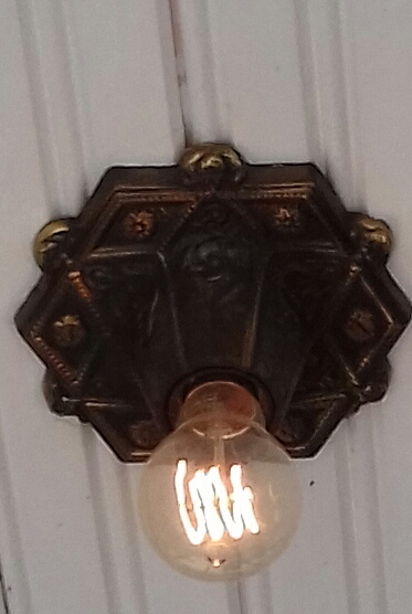 Een oude kooldraadlamp in Disneyland Parijs