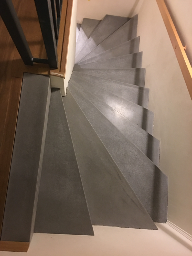 Zweiholmtreppe verkleidet mit Betonwinkelstufen